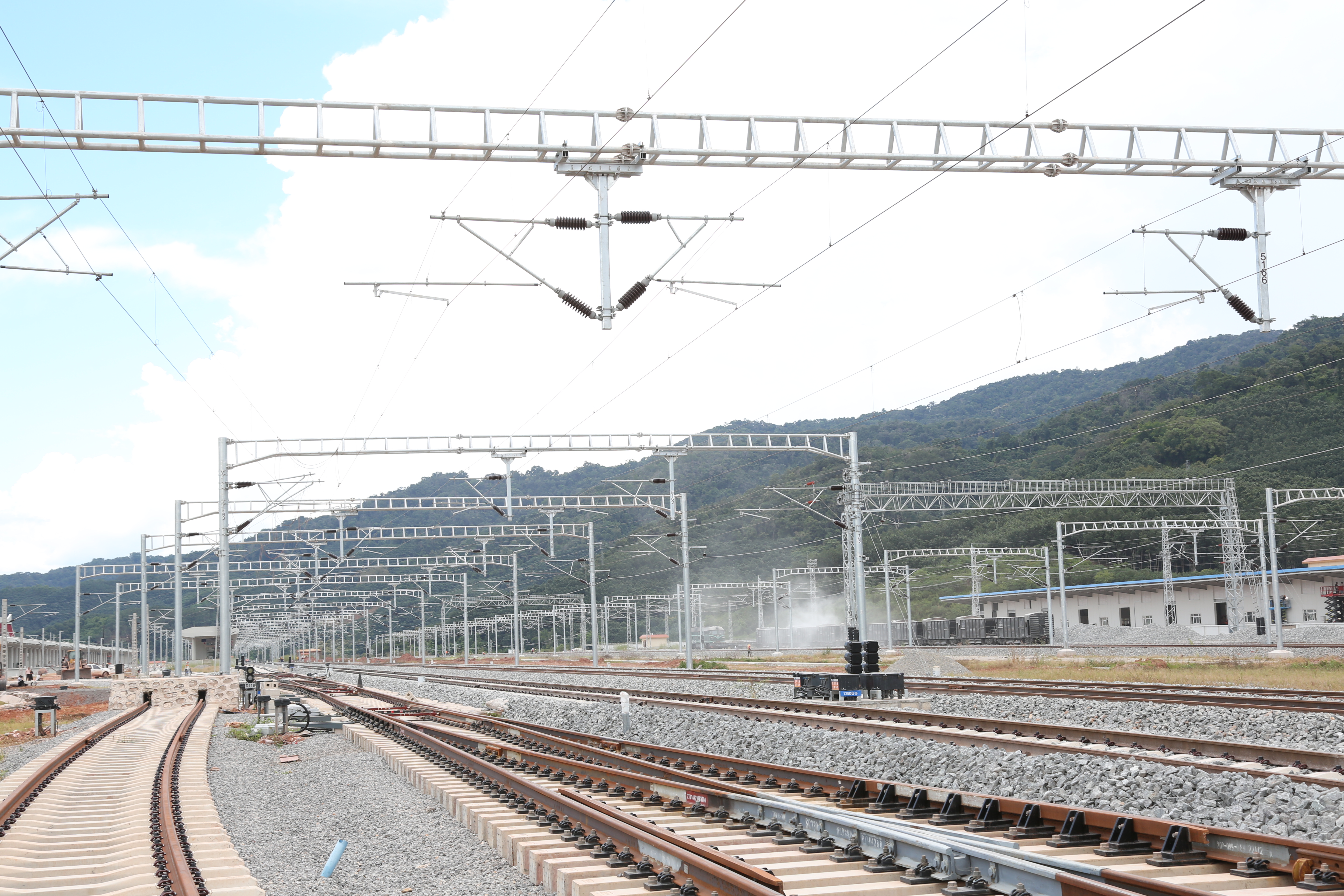 中老鐵路雙線區段送電成功，標志性節點為年底開通奠定堅實基礎